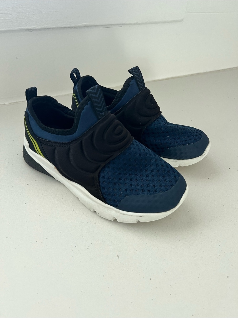 Kids Navy Blue Slip-On Athletic Sneakers Hook & Loop Closure Lightweight size 2